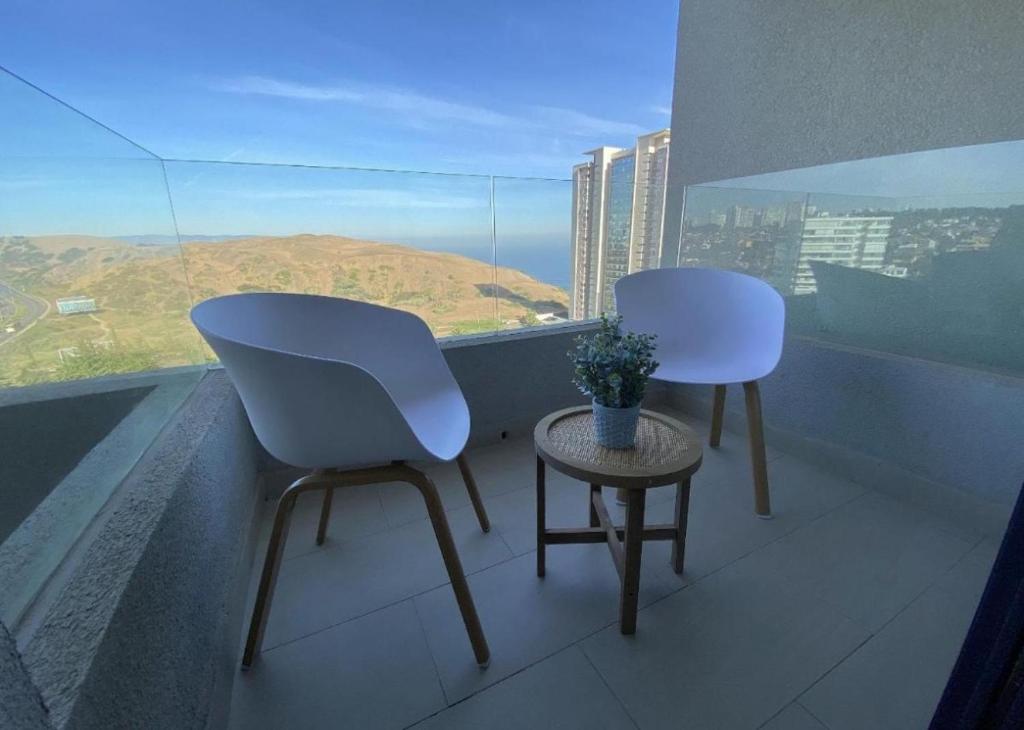 康康Sands and Serenety的美景阳台配有两把椅子和一张桌子