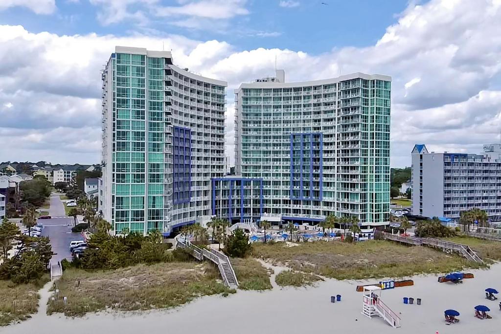 默特尔比奇阿维斯塔度假酒店的海滩前两栋高楼,有建筑