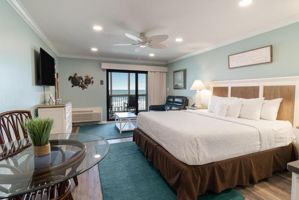 帕瓦雷斯岛Dunes King Room Oceanfront Views 2nd Floor的酒店客房配有一张床铺和一张桌子。