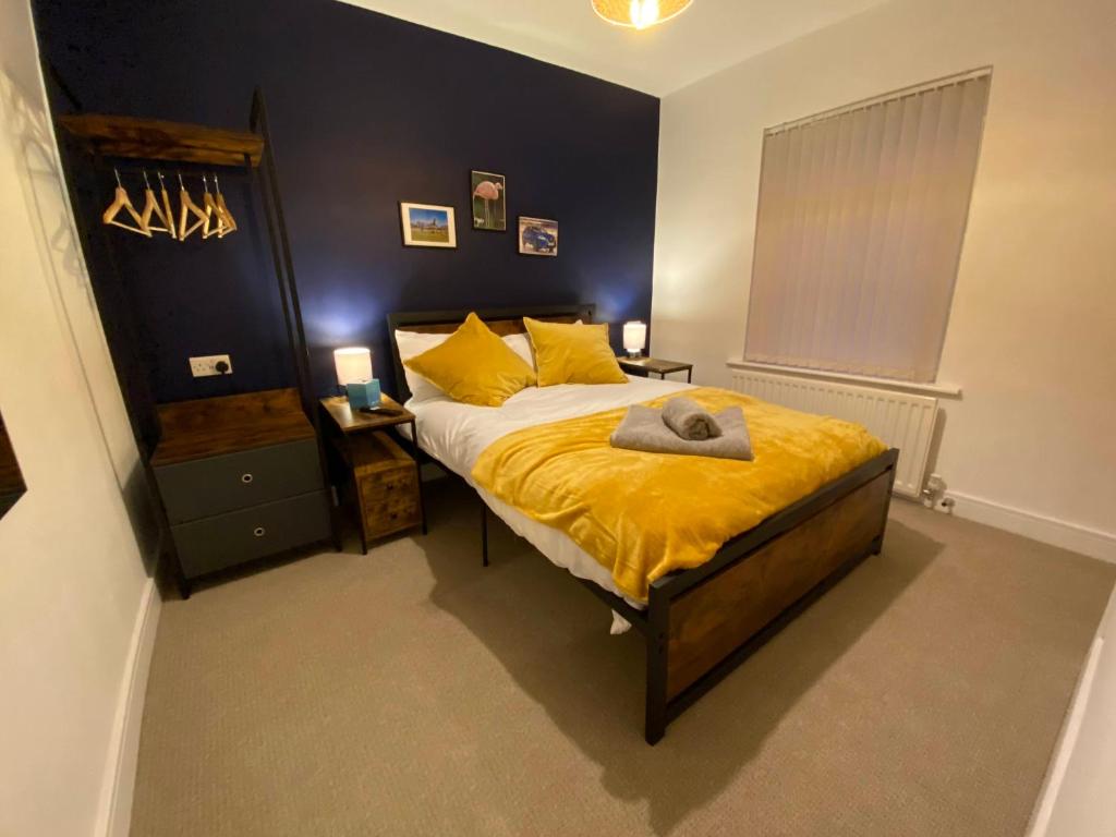华盛顿Wellbank View - Brand New的一间卧室配有一张带黄色床单和黄色枕头的床。