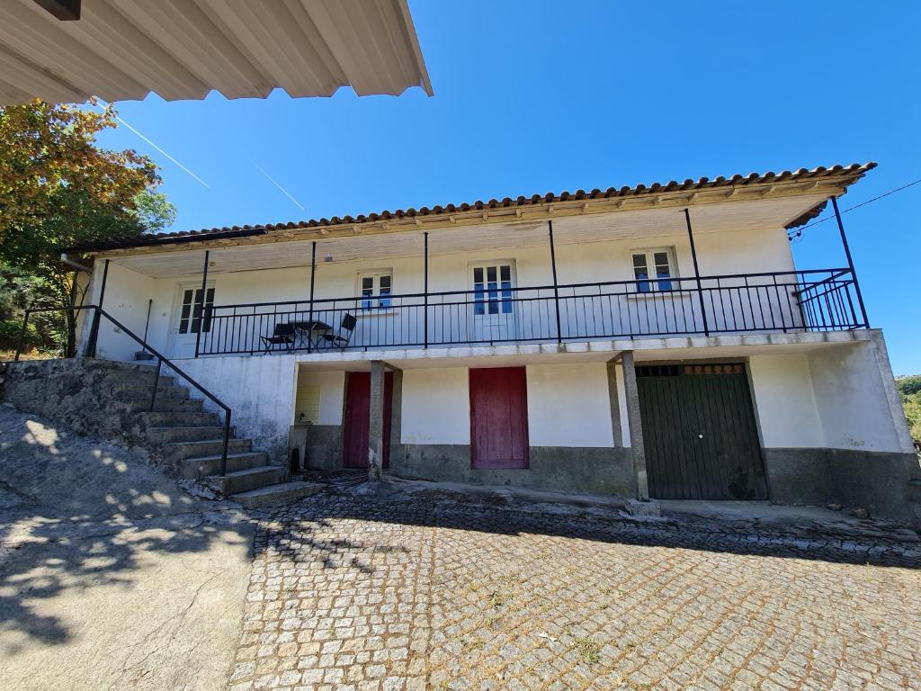 布拉干萨Casa de Cabecinho- Albufeira do Azibo的大型白色房屋 - 带阳台