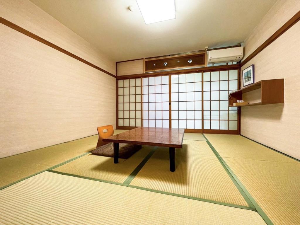 天草市Eimiya Ryokan - Vacation STAY 36263v的一间设有桌子和椅子的房间