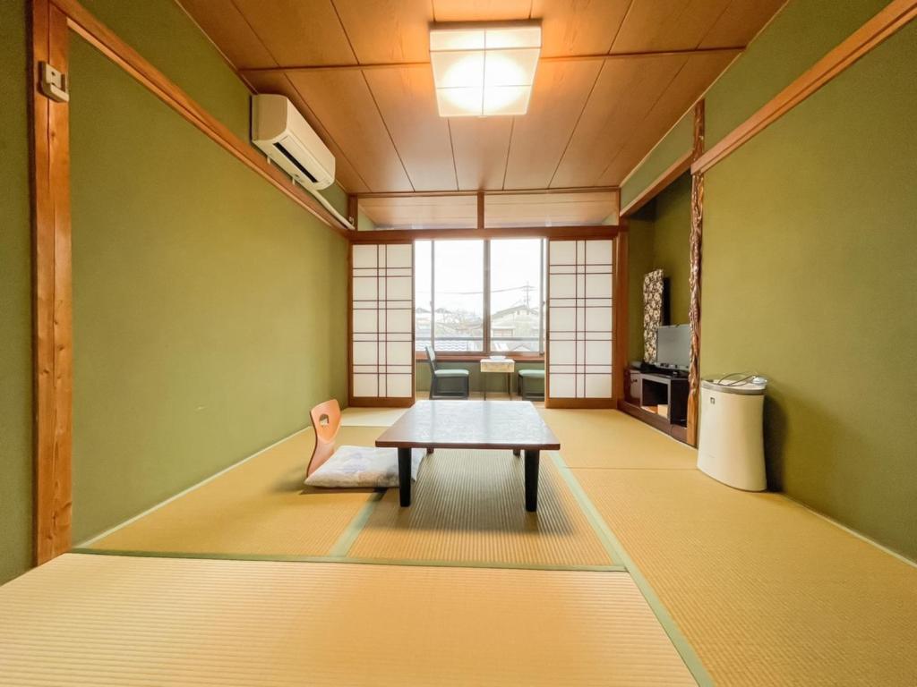 天草市Eimiya Ryokan - Vacation STAY 36252v的一间房间中间设有一张桌子