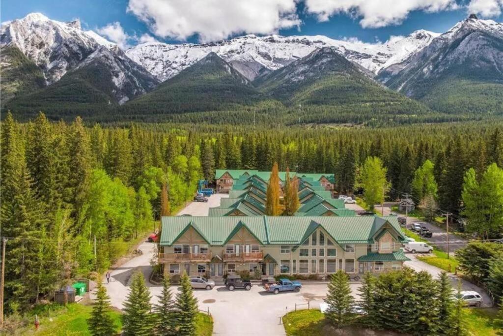 坎莫尔Banff National Park Wood lodge的享有高山小屋的空中景致