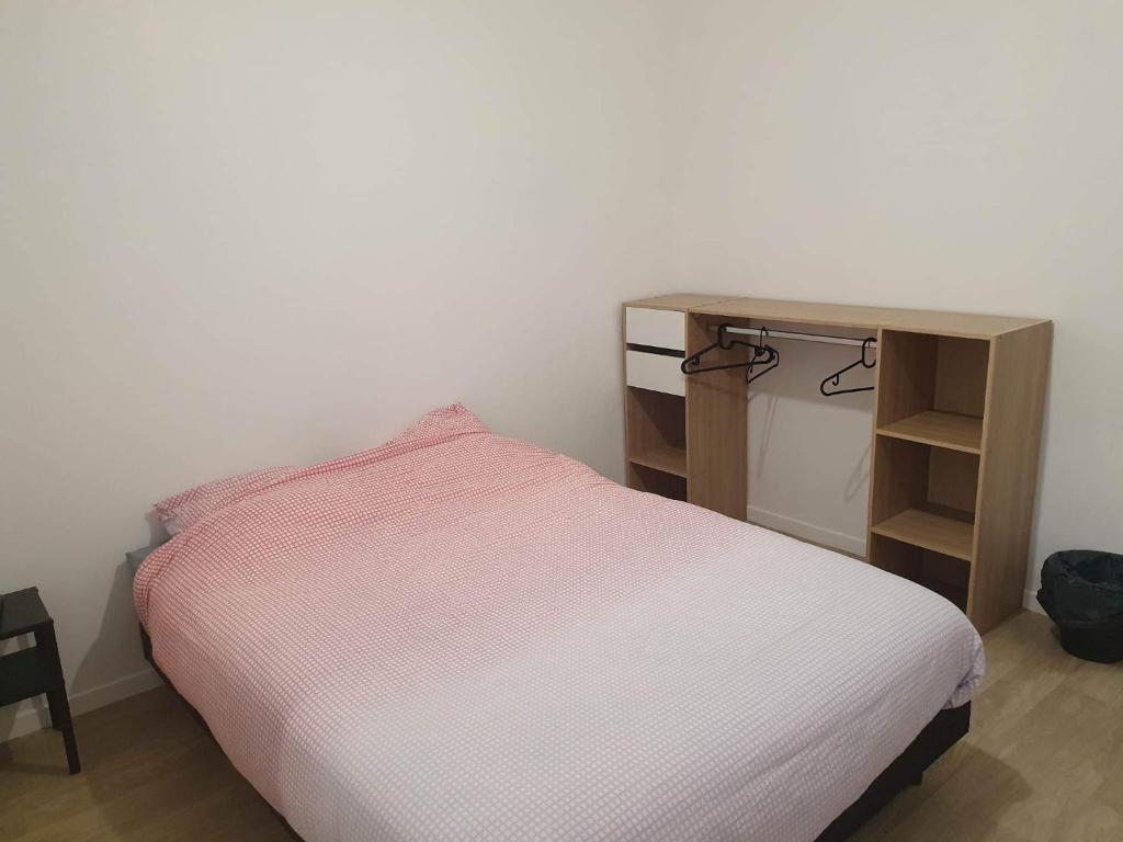 圣迪济耶Gîte Bamas的一间小卧室,配有一张床和一张书桌