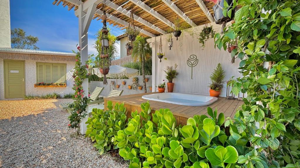因比图巴Pousada Maria Parafina Praia do Rosa的庭院内带热水浴池