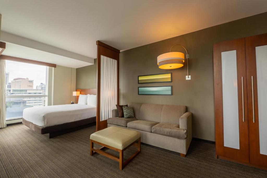 巴拿马城MARINN PLACE Financial District的酒店客房,配有床和沙发
