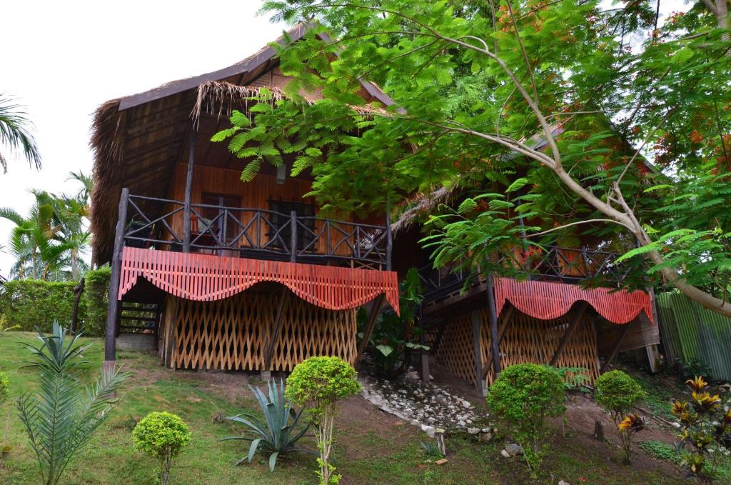 琅勃拉邦通湾旅馆的带阳台和树木的木质建筑