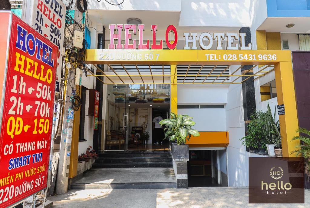 胡志明市Hello Hotel的带有标志的酒店入口