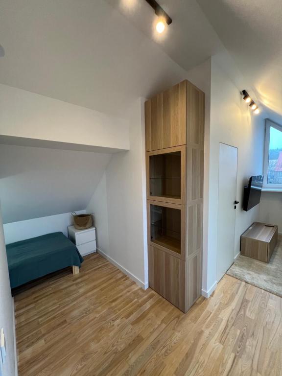 奈达Nida Oasis Apartment的小房间设有床和橱柜