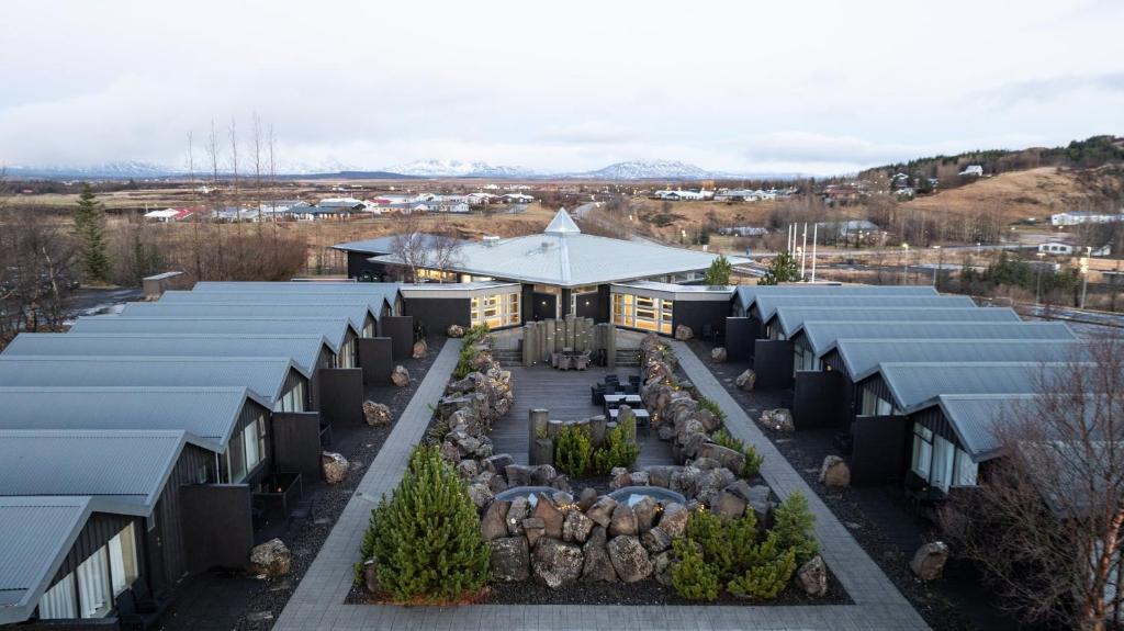 弗吕济The Hill Hotel at Flúðir的享有带花园的建筑的顶部景致