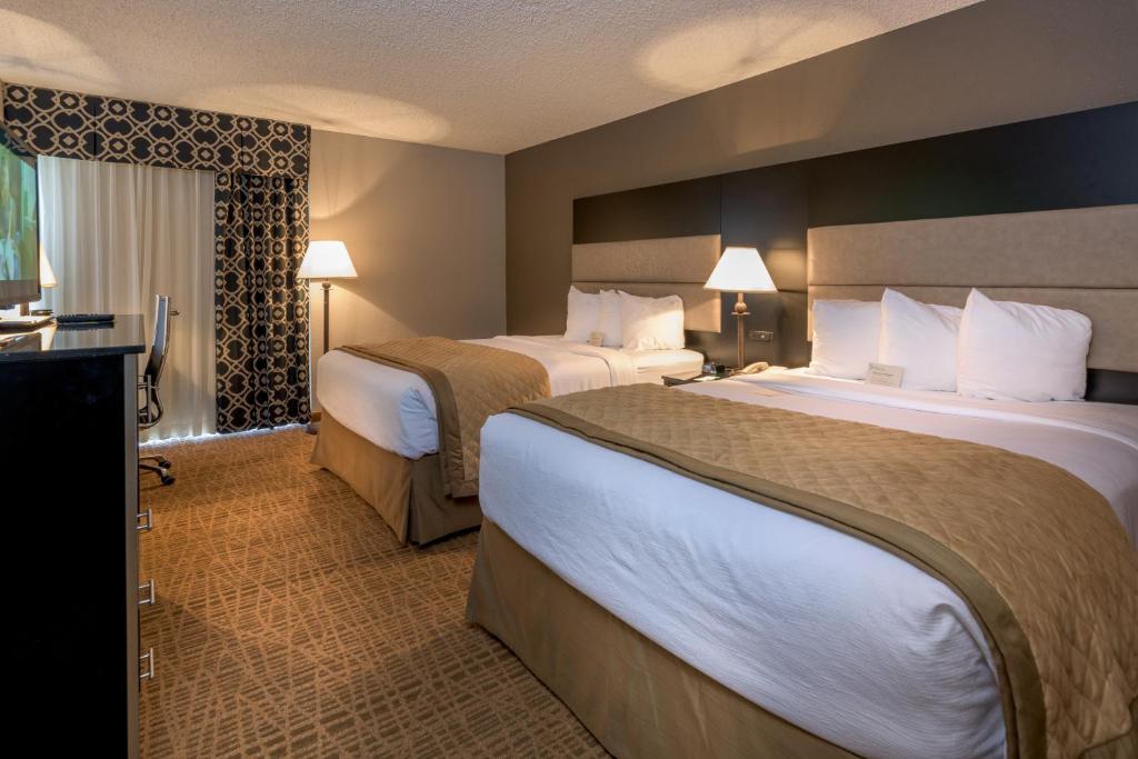 博伊西Ramada by Wyndham Boise的酒店客房设有两张床和电视。