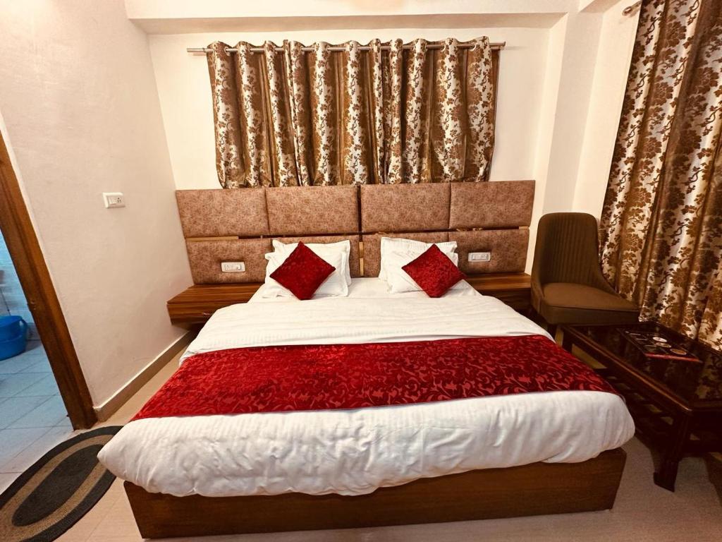 西姆拉The Aston Hills - A Luxury Stay , Shimla的一间卧室配有一张带红色枕头的大床