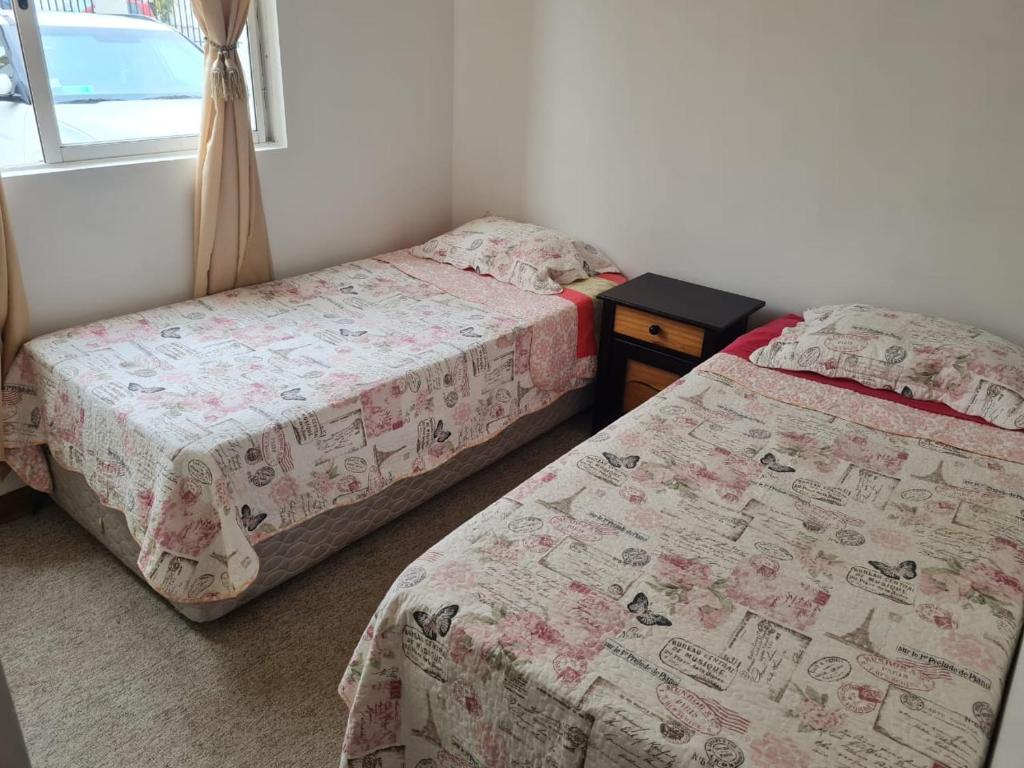 拉塞雷纳Portal的卧室内两张并排的床