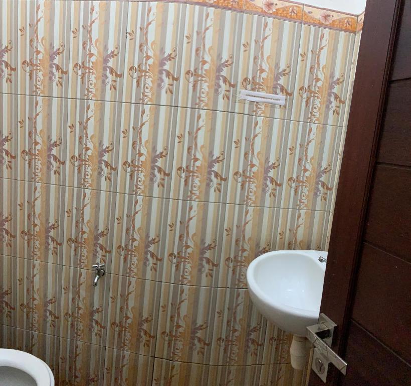 帕朗卡拉亚Hotel Nascar Famili的一间带水槽和卫生间的浴室