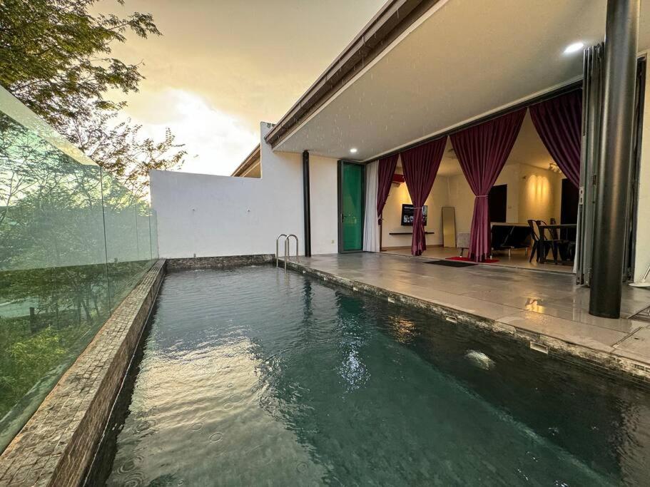 普崇Private Pool Selangor Puchong Cyberjaya Putrajaya的房屋前的游泳池