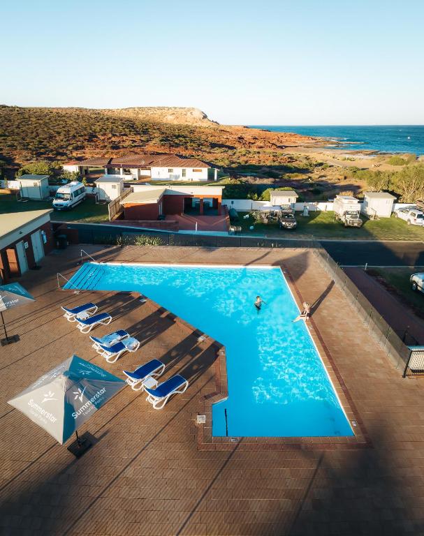 Kalbarri Red Bluff Tourist Park内部或周边的泳池