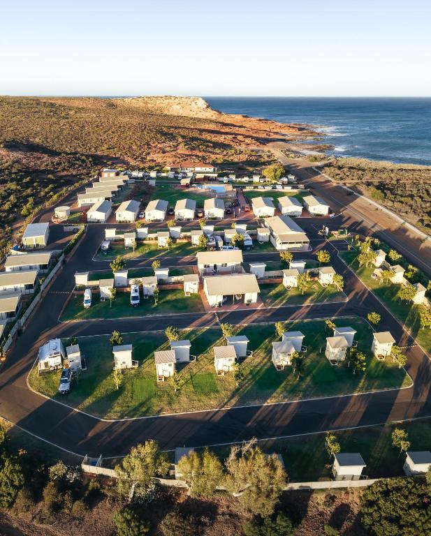 卡尔巴里Kalbarri Red Bluff Tourist Park的海洋旁度假村的空中景观