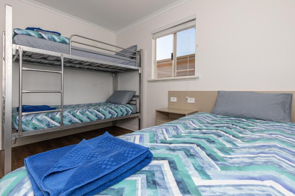 Kalbarri Red Bluff Tourist Park客房内的一张或多张床位