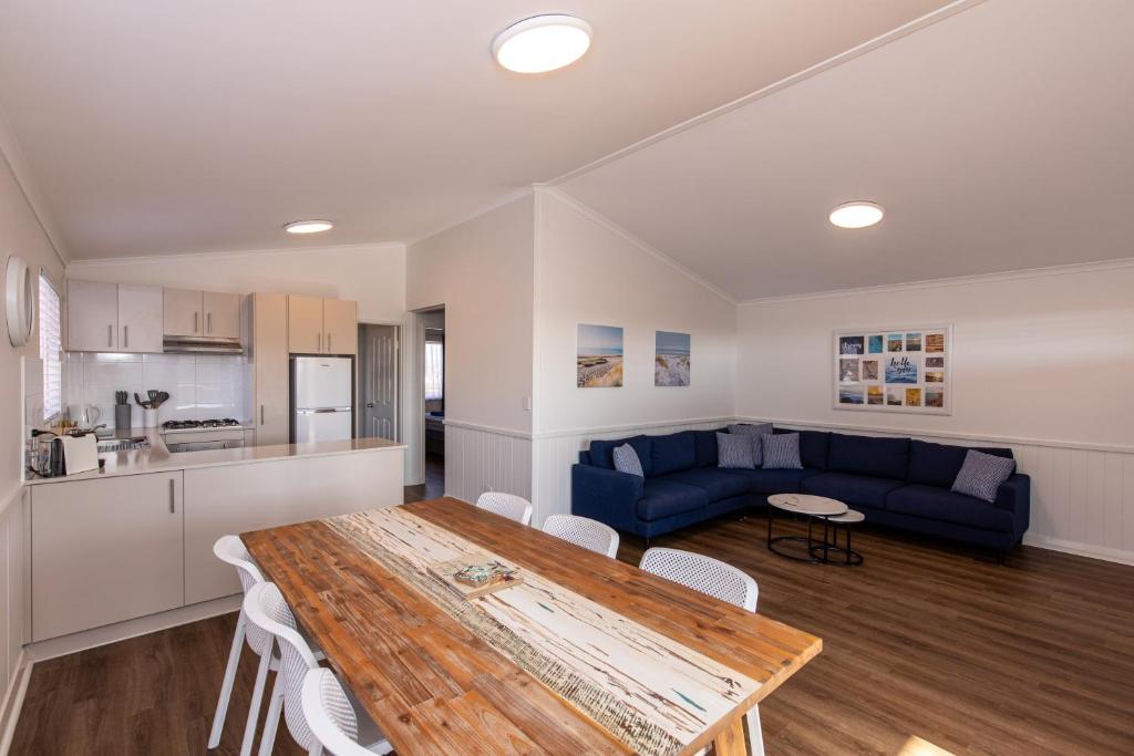 Kalbarri Red Bluff Tourist Park的厨房或小厨房