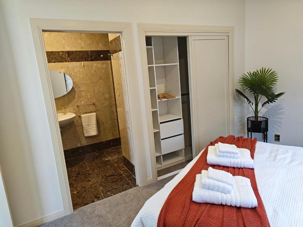 奥克兰Vegans on Lillington的浴室设有毛巾和床。