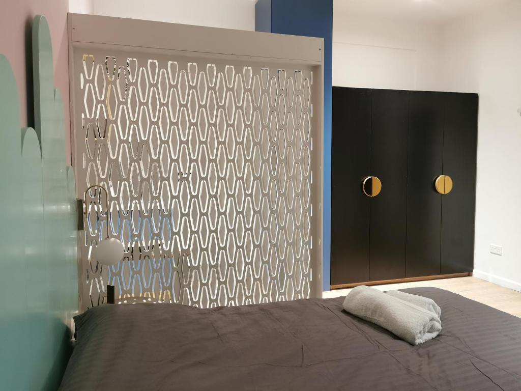 尼科西亚Unique City Centre Apartments的一间卧室设有一张床,墙上设有一扇门