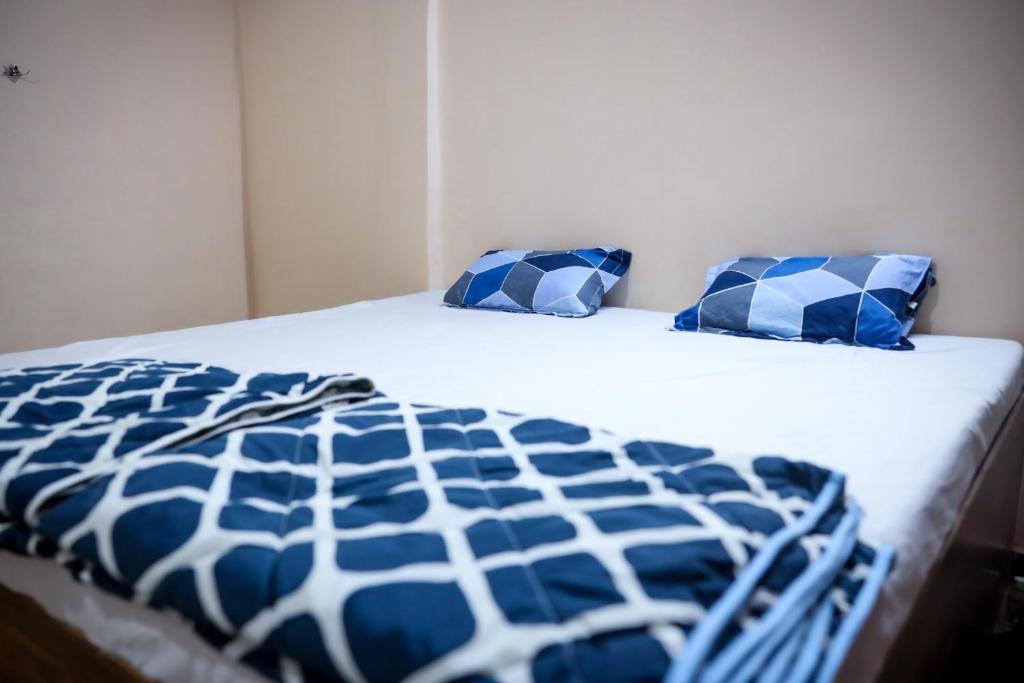 戈卡尔纳Blue Lagoon Redefined的一张带蓝色和白色枕头的床