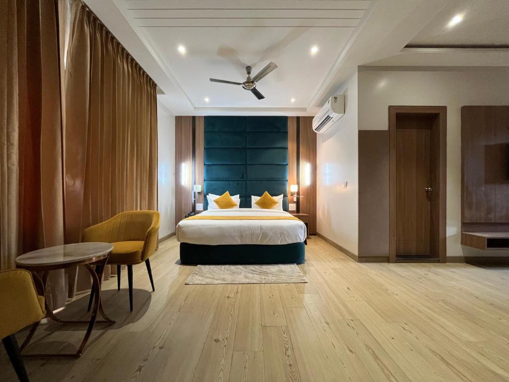 范兰德凡Hotel Three Seasons的酒店客房配有一张床铺和一张桌子。