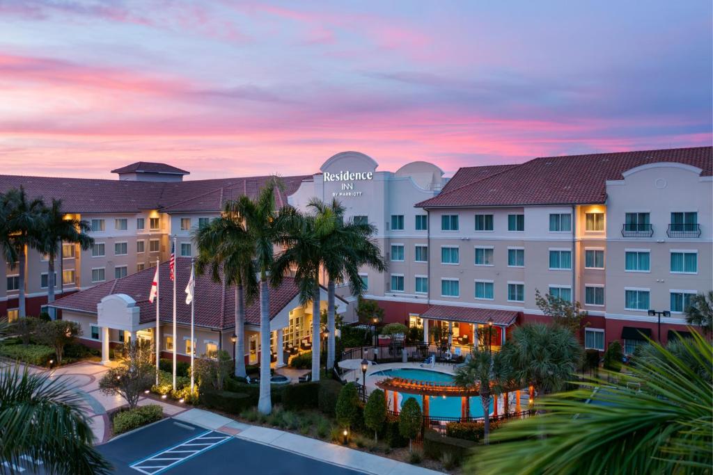 埃斯特罗迈尔斯堡 I-75/墨西哥海湾镇中心公寓式酒店的享有酒店空中景色,设有游泳池和棕榈树
