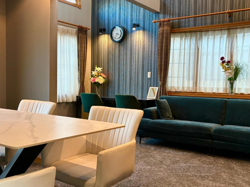 东京Five room 120 #SKY TREE #SENSOJI #FreeParking 1292sqft的客厅配有沙发和桌子