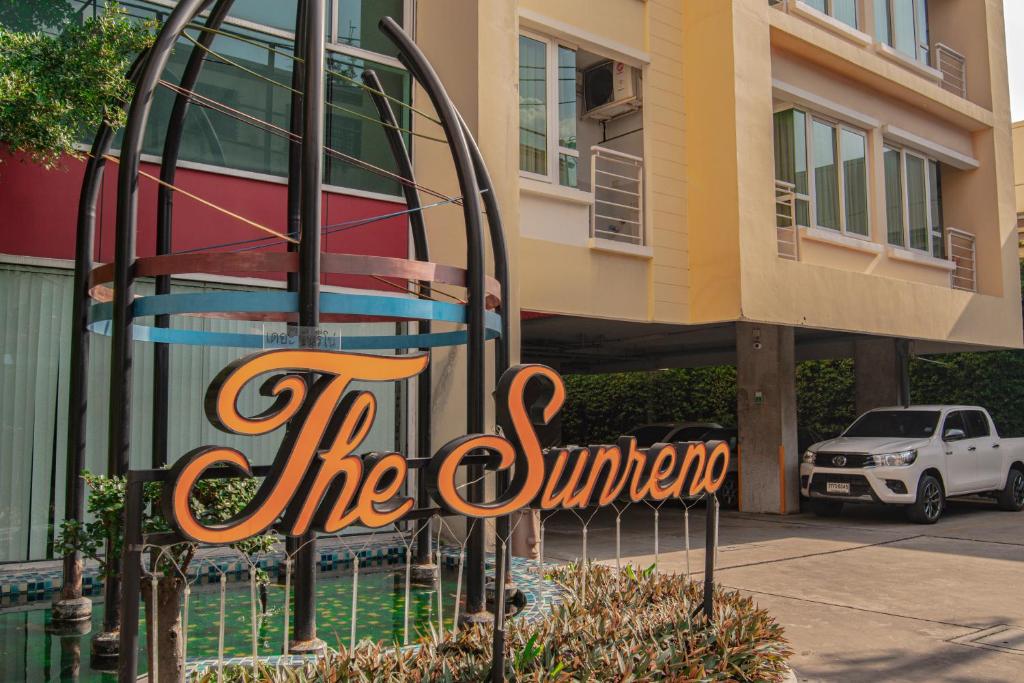 曼谷The Sunreno Hotel SHA的建筑前的庭院标志