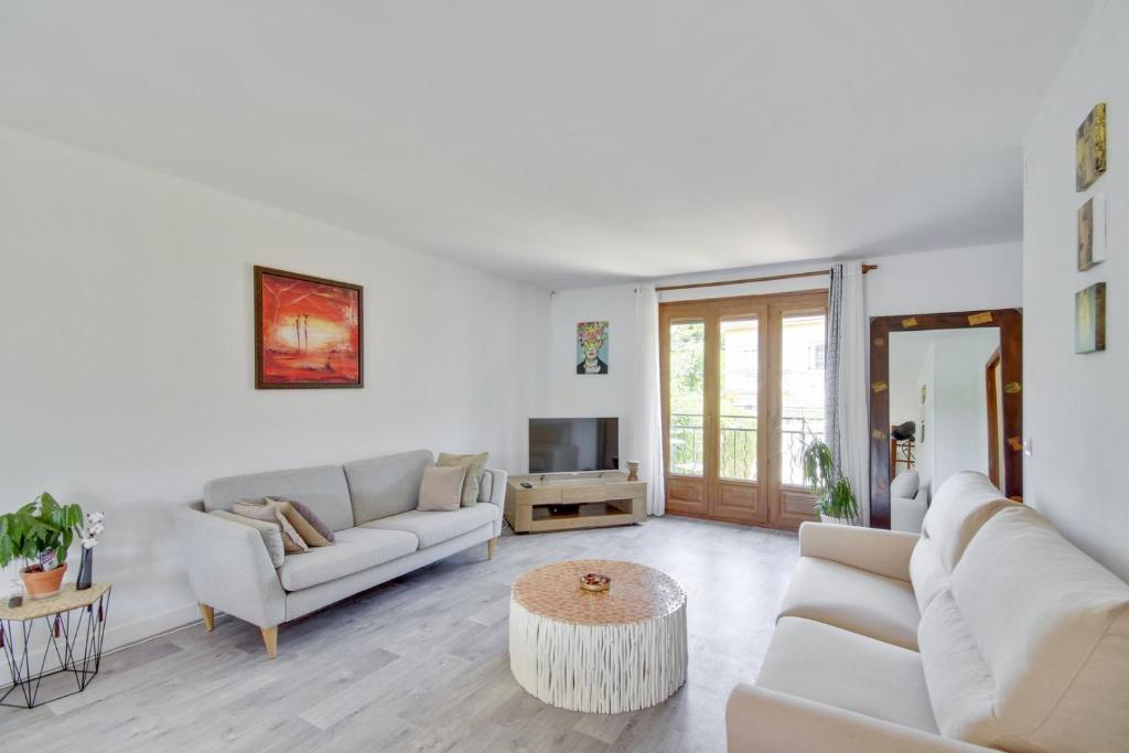马恩河畔讷伊Authentic family home in Neuilly-sur-Marne的客厅配有两张沙发和一台电视机