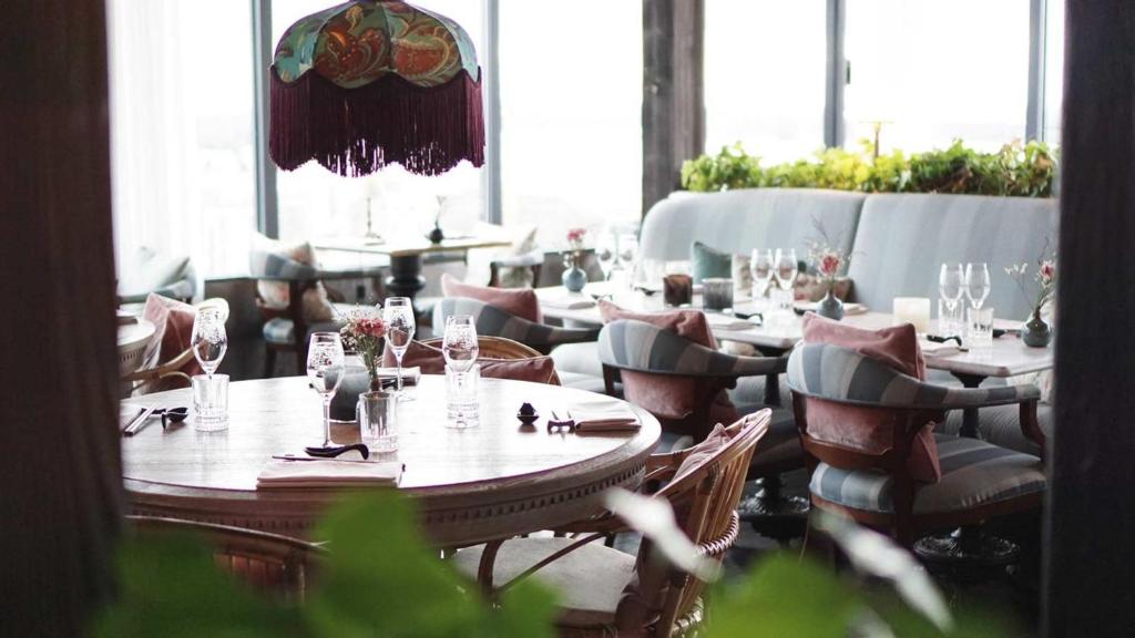 韦斯特罗斯Steam Hotel的用餐室设有桌椅和窗户。