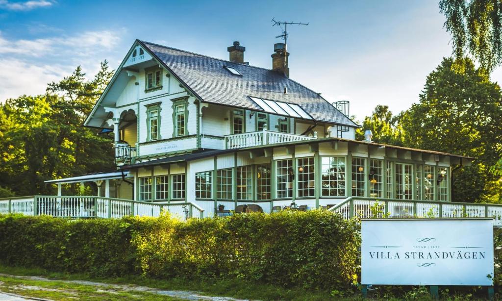 斯塔德Villa Strandvägen的前面有标志的大白色房子