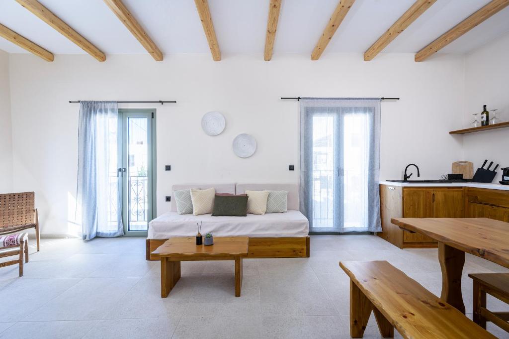 卡尔扎迈纳ANGONI SUITES的白色的客厅配有床和桌子