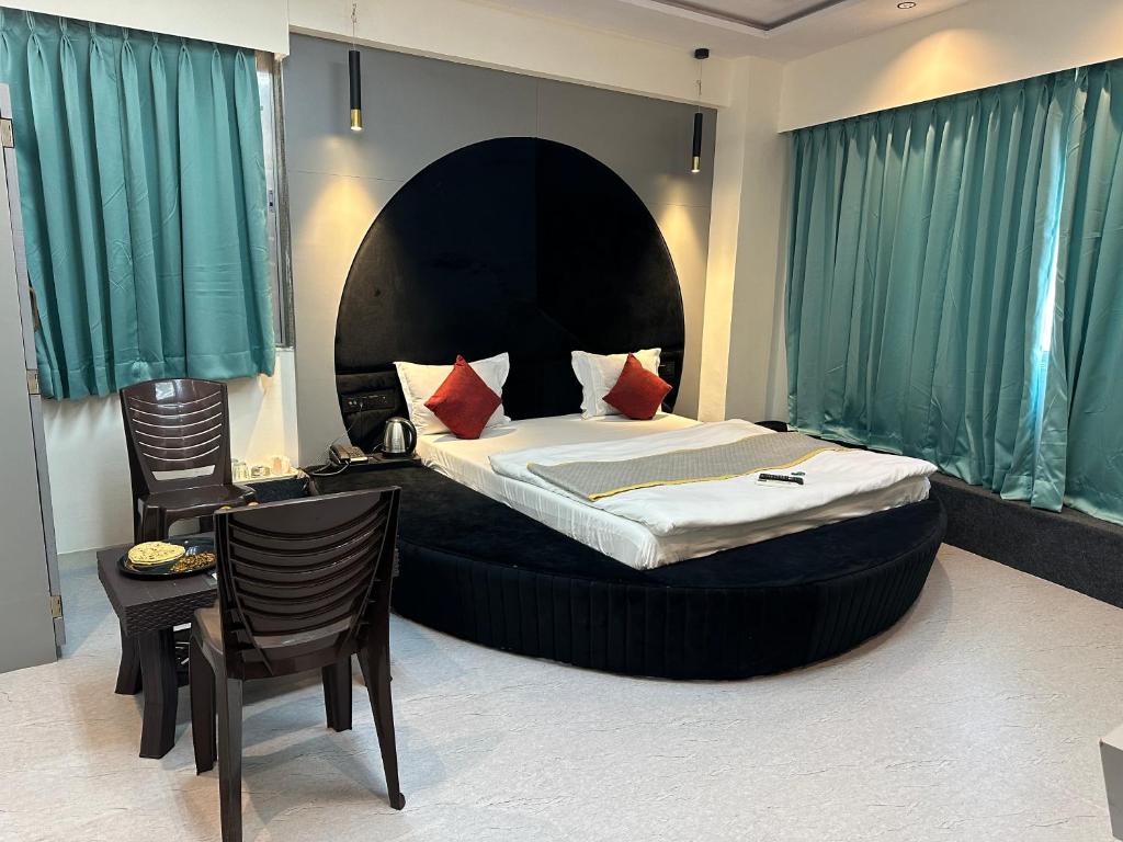 苏拉特Hotel sky palace的一间卧室配有一张带大床头板的床