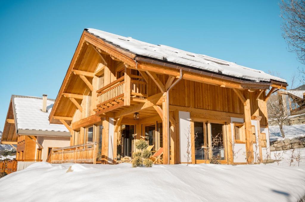 圣沙夫雷Chalet Ski Académie - Serre Chevalier的小木屋,屋顶上积雪