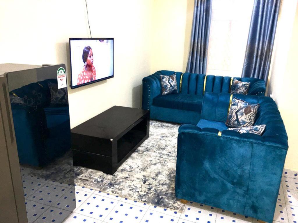 蒙巴萨Vilma Apartment的客厅配有蓝色的沙发和桌子
