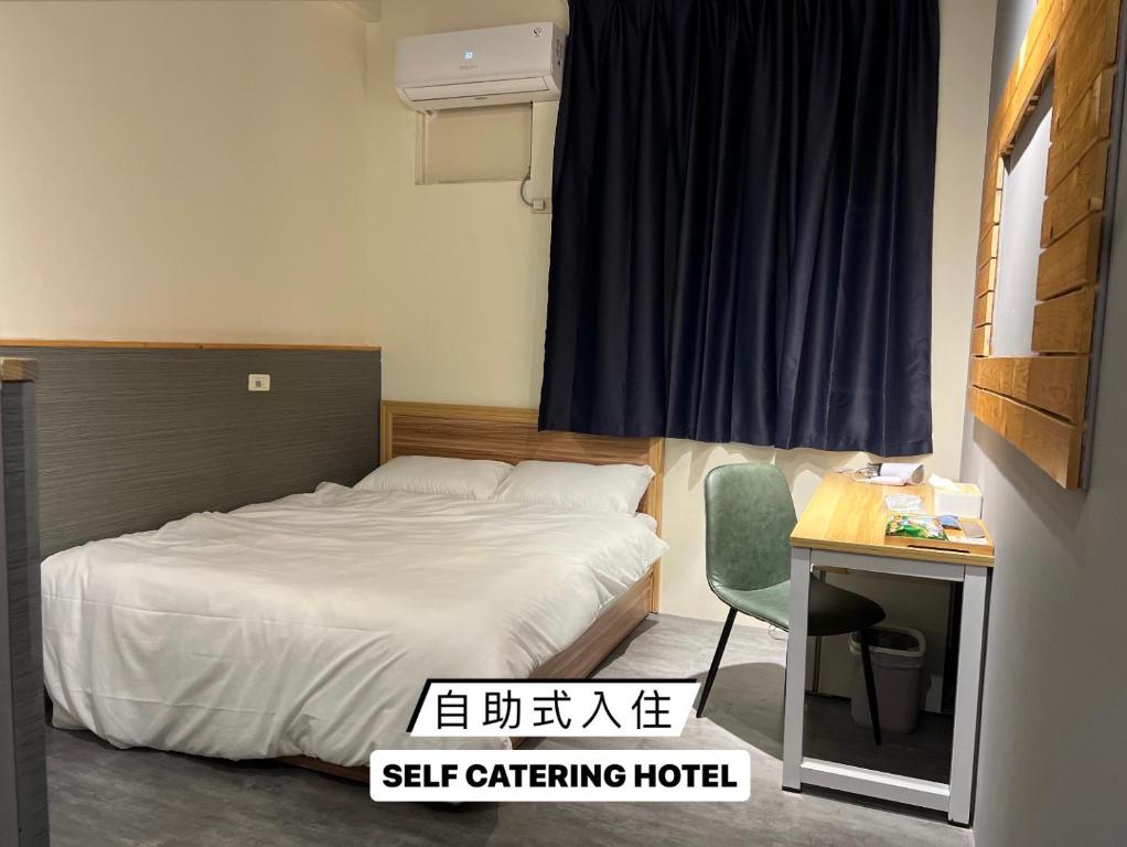 Minxiong森林寓的一间卧室配有一张床、一张书桌和一个窗户。