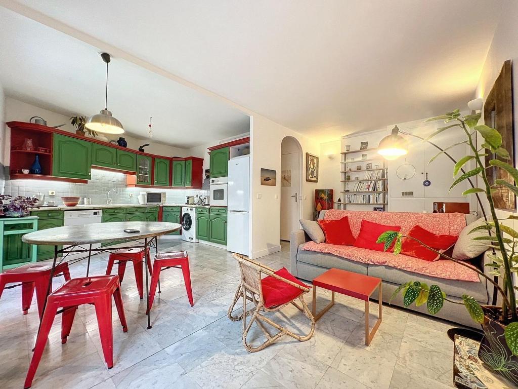 巴黎Bijou de la Corderie - Hyper Central & Spacieux - Les Frères de la Loc'的客厅配有绿色橱柜和桌椅