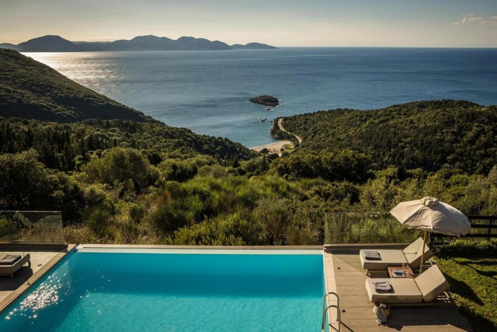 费斯卡尔德宏Entheos Private Villa Fiskardo Kefalonia Greece的海景游泳池