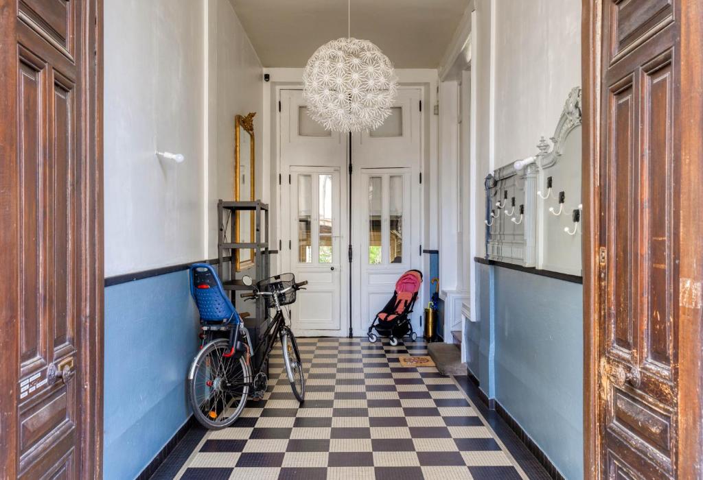 昂热Grande maison kids friendly avec jardin的走廊上设有自行车和婴儿车