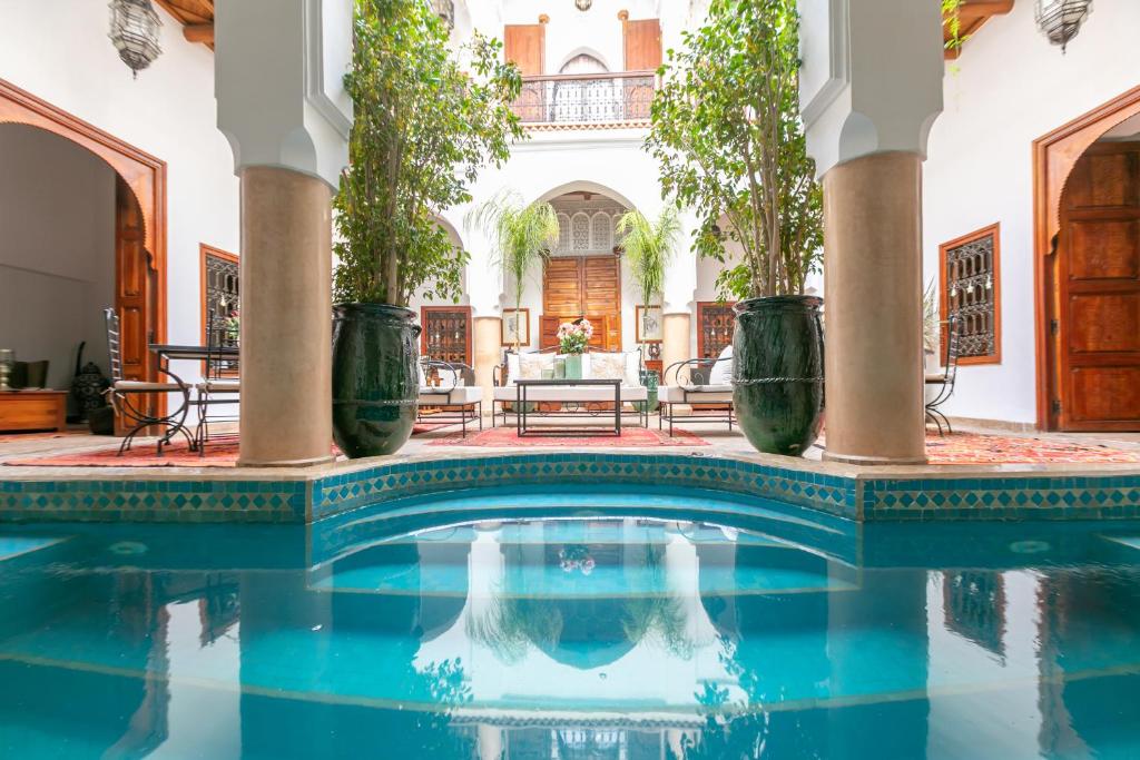 马拉喀什厄尔帕夏酒店的植物之家的室内游泳池