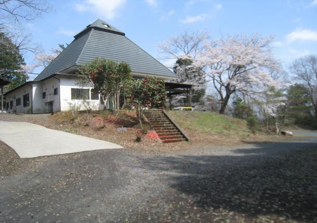 Gozenyama Youth Travel Village - Vacation STAY 46764v的房屋前方设有楼梯