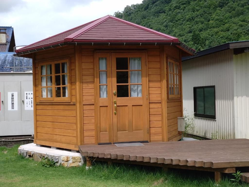 ShōbaraAyu no Sato Park Campsite - Vacation STAY 42154v的小屋设有木门和甲板