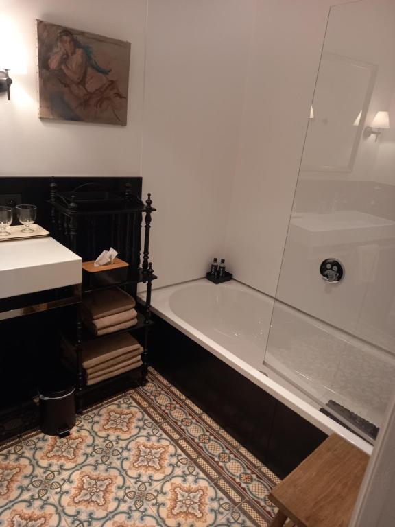 安特卫普Huis Dujardin Bed&Breakfast的带浴缸和盥洗盆的浴室