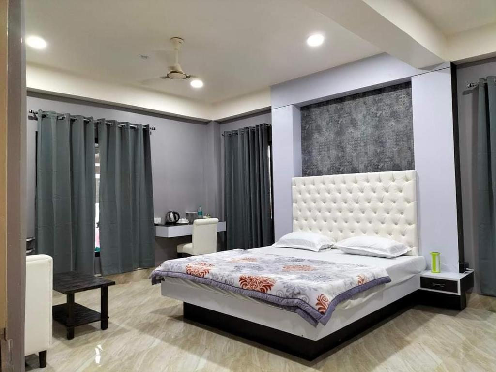 因帕尔RaDiant Club & Resort的一间卧室,卧室内配有一张大床
