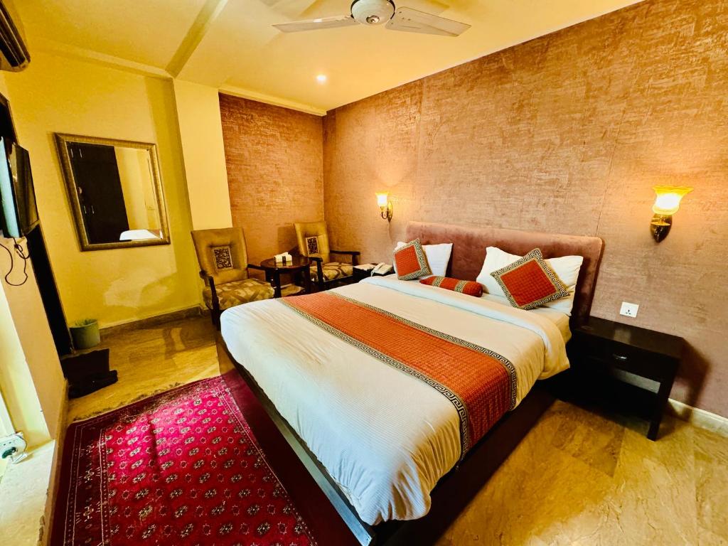 拉合尔Shelton Hotel Lahore的一间卧室,卧室内配有一张大床