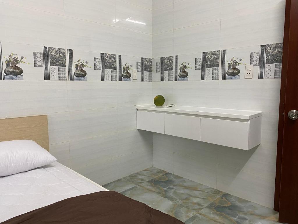 胡志明市Sea123的白色的客房设有床和水槽