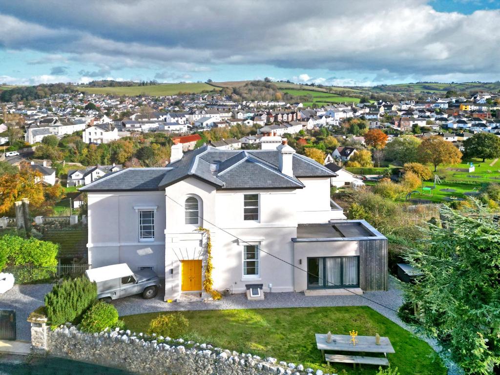 KingskerswellThe Surveyors House Devon, Luxury Victorian Villa in Torbay的白色房子的空中景色